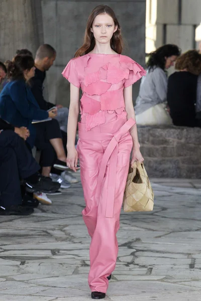 Look 18